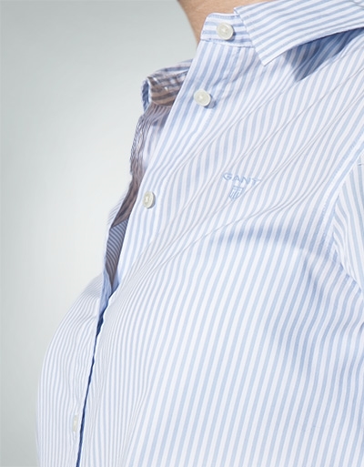 Artikel klicken und genauer betrachten! - Bluse in tailliertem Schnitt von GANT Logo-Stickerei auf linker Brustseite Rückenpasse mit Bewegungsfalten Weitenregulierbare Manschette Geknöpfter Ärmelschlitz Saum im Rückteil verlängert Maße bei Gr. 36: Gesamtlänge ca. 68 cm, Brustweite ca. 98 cm Material: 100% Baumwolle - weiche Popeline-Qualität Farbe/Dessin: Blau-Weiß gestreift | im Online Shop kaufen